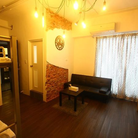 Color House Hostel Taichung Exterior photo