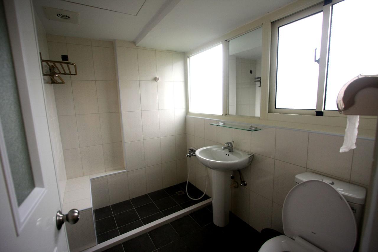 Color House Hostel Taichung Room photo