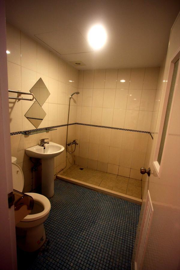 Color House Hostel Taichung Room photo
