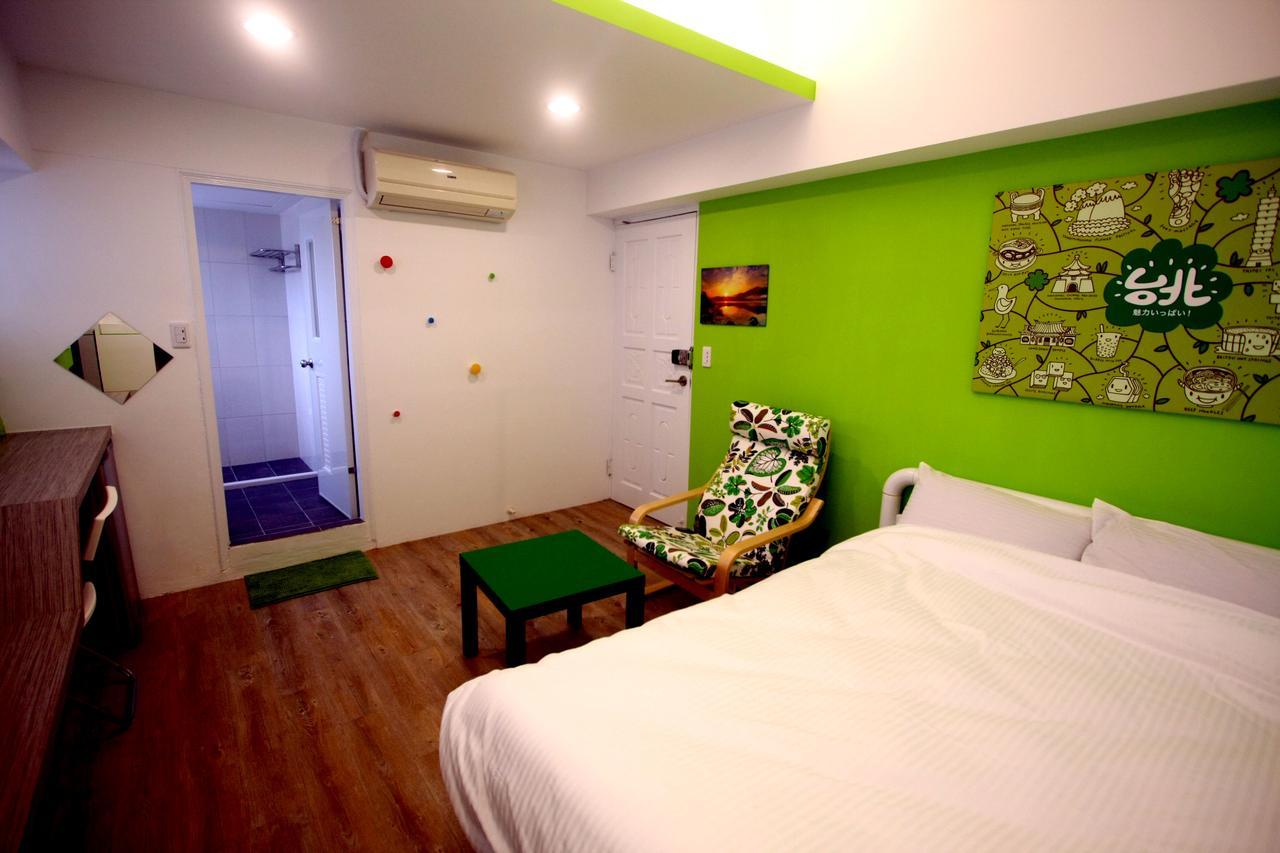 Color House Hostel Taichung Room photo