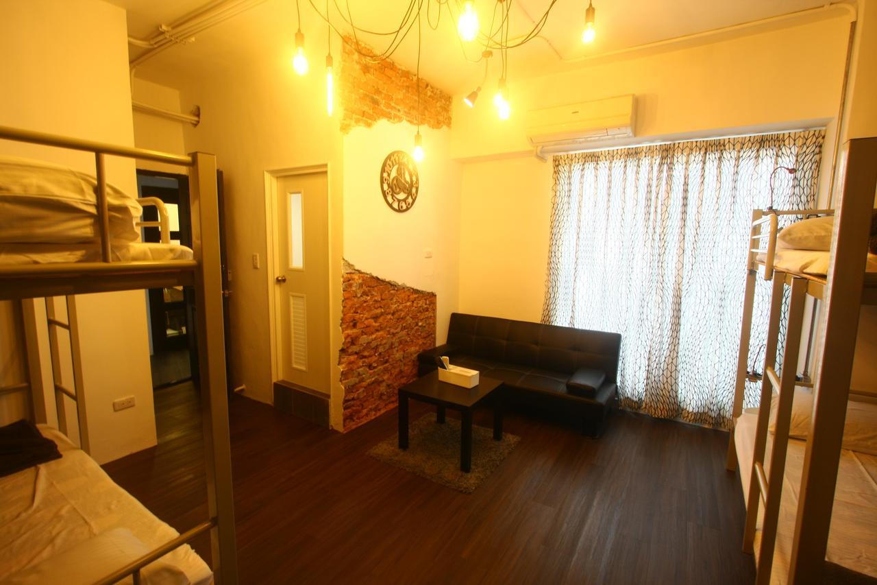 Color House Hostel Taichung Exterior photo